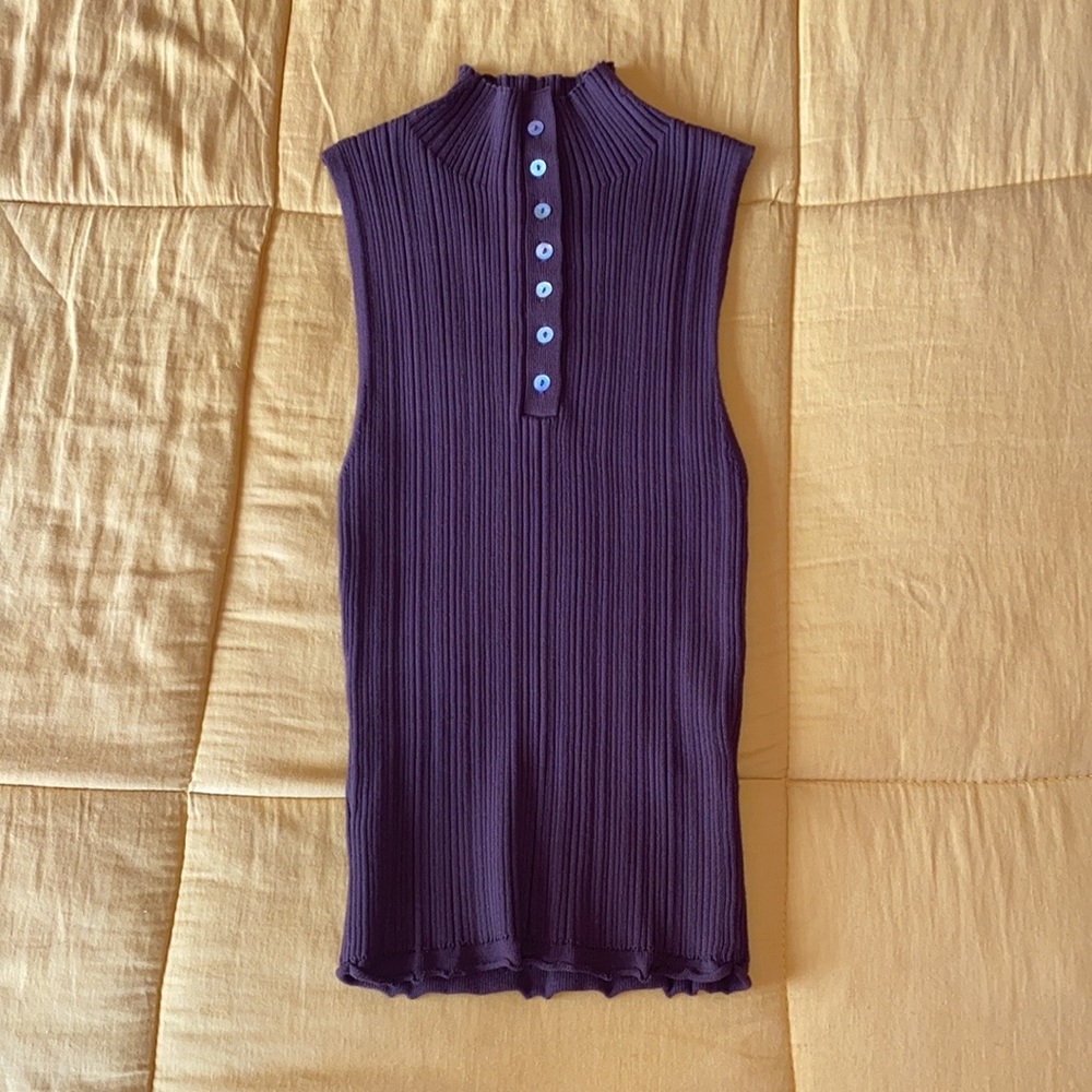 Sleeveless turtleneck top